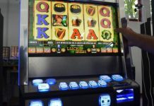 Și-a vărsat nervii pe păcănele. Amendat și pus să achite paguba