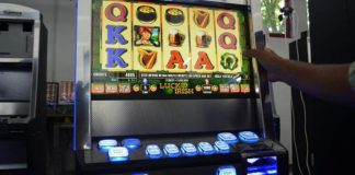 Și-a vărsat nervii pe păcănele. Amendat și pus să achite paguba