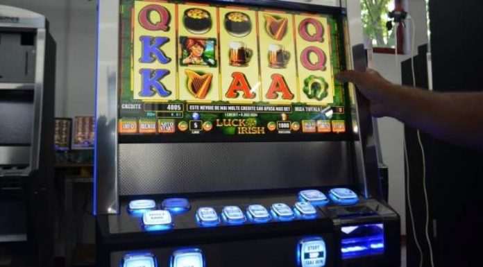 Și-a vărsat nervii pe păcănele. Amendat și pus să achite paguba