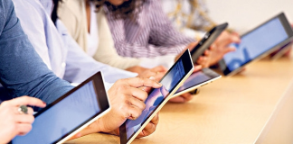 Toți elevii dintr-o comună din Gorj primesc tablete. Laptopuri pentru profesori