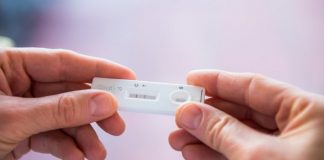 Testele rapide pe bază de salivă vor putea fi administrate fie acasă, fie la școală. Ce se întâmplă când un elev este testat pozitiv