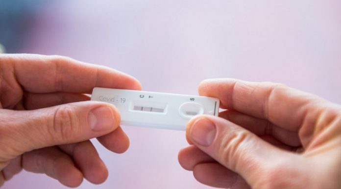 Testele rapide pe bază de salivă vor putea fi administrate fie acasă, fie la școală. Ce se întâmplă când un elev este testat pozitiv