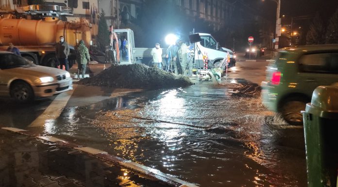 O altă stradă din Târgu Jiu, făcută țăndări! Inundație în centrul orașului!