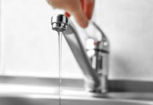 Asistentă din Gorj, reținută! Încasa de la oameni între 500 și 1500 de lei pentru ”vaccinarea la chiuvetă”