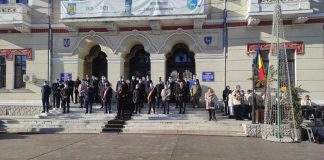 Sute de gorjeni au sărbătorit 1 Decembrie în Piața Prefecturii din Târgu-Jiu