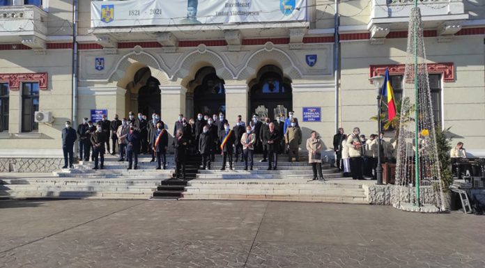 Sute de gorjeni au sărbătorit 1 Decembrie în Piața Prefecturii din Târgu-Jiu