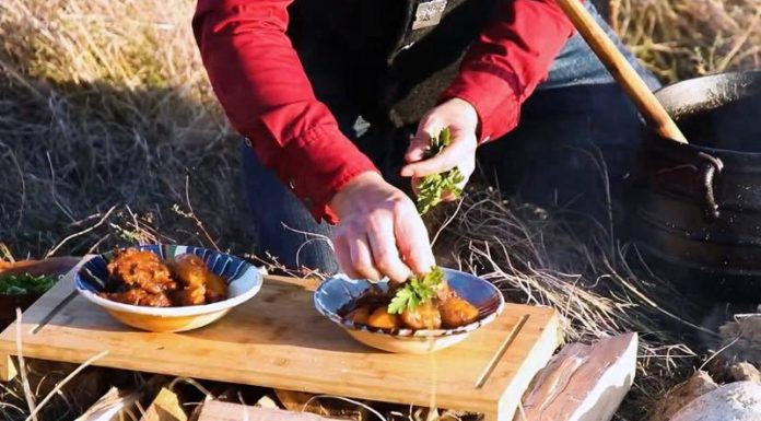 VIDEO: Rețeta săptămânii – Fabi’s Kitchen: Mâncare de cartofi reinterpretată, cu ciolan și coaste!