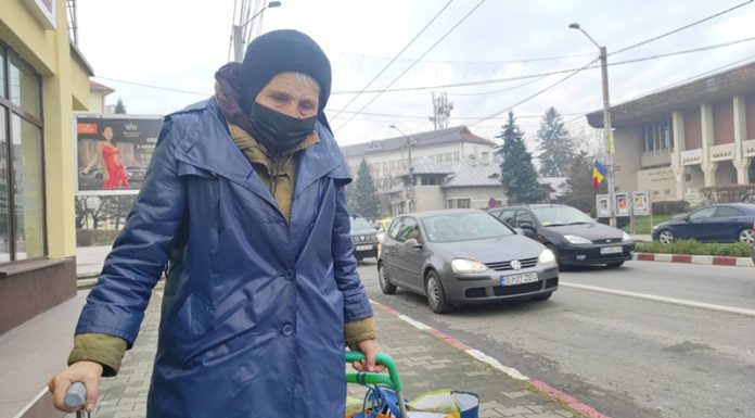 O bătrână din Târgu-Jiu, înșelată de un broker de asigurări cu 20.000 de lei. Femeia are hotărâre definitivă pentru bani, dar vinovata o pasează