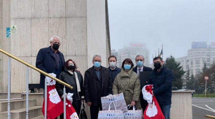 Cadou de Moș Nicolae din partea angajaților din învățământ pentru Guvern: petiții pentru salarii decente