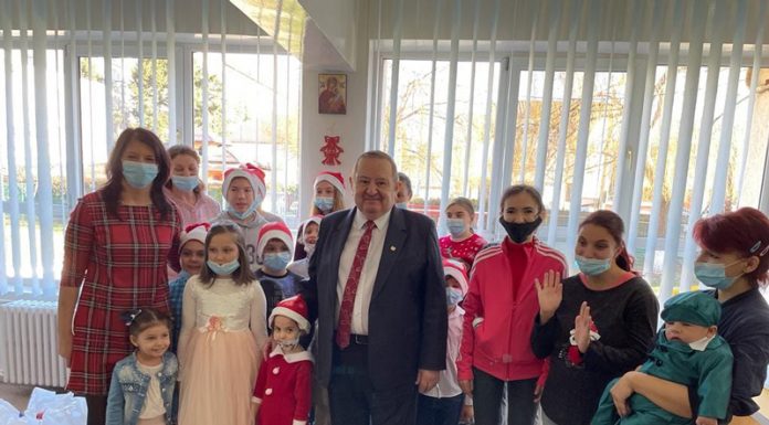 Cadouri de Crăciun pentru copiii din Centrul Maternal Târgu-Jiu de la președintele Morega