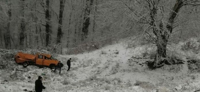 UPDATE, Prigoria: Mașină răsturnată, CINCI victime! Primesc acum primul ajutor