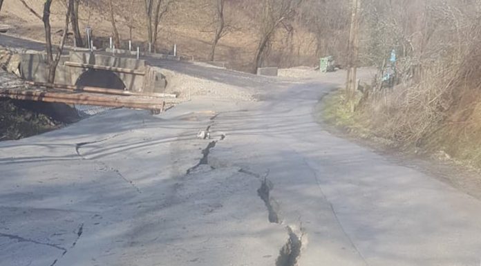 Drumul din Poienița s-a crăpat ca după cutremur! OLAREMUS SRL, firma fiului patronului de la Gidazi, a încasat peste 115.000 de euro pe investiție