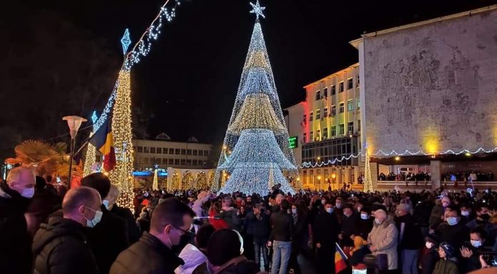 Târgu Jiu: A fost aprins iluminatul festiv