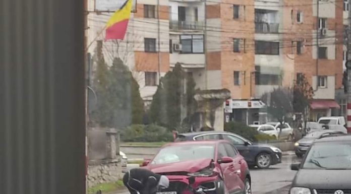 Foto: Tamponare în sensul giratoriu de la CEO