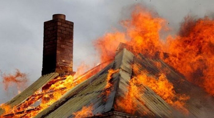 Vor să refacă voluntar până la Revelion o locuință distrusă de foc!