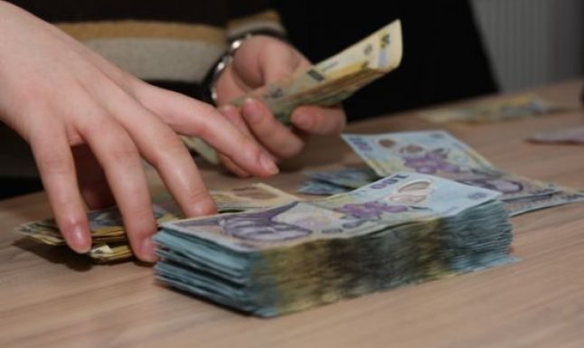 Burse de 900 de lei pentru elevii merituoși