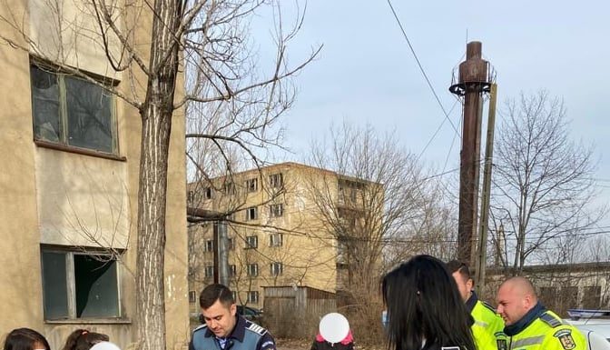 FOTO: Bucurie de Crăciun, adusă unei familii din Godinești, cu autospeciala de Poliție