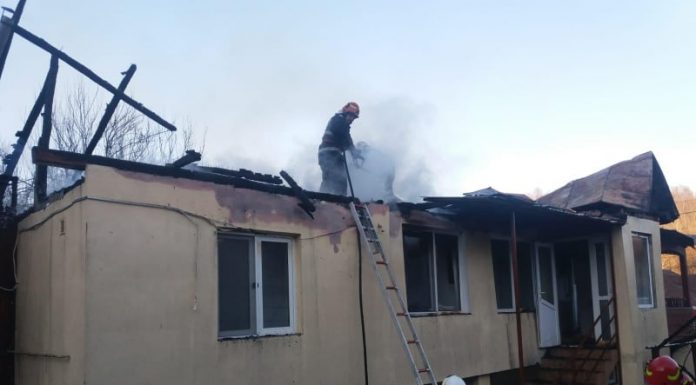 Godinești: Acoperișul unei case, distrus în incendiu!