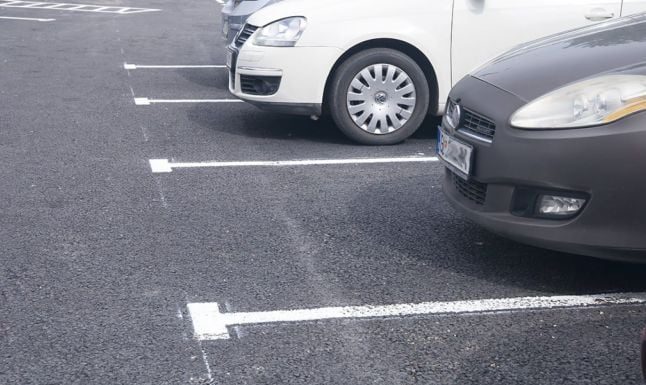 A furat bani dintr-un autoturism parcat