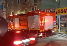 Cărbunești: Panou publicitar în flăcări, stins de angajatul unui magazin