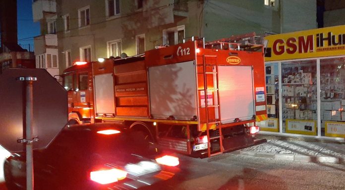 Cărbunești: Panou publicitar în flăcări, stins de angajatul unui magazin