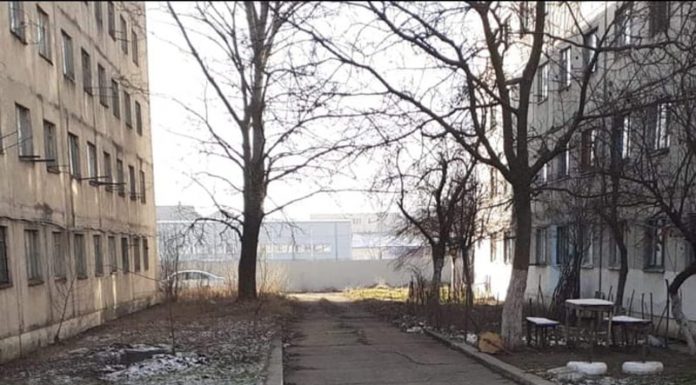 Teribilism, cu mesaj sinucigaș, pe fostele blocuri de nefamiliști din Motru! Tânăr: ,,Cum ar fi să te arunci de pe blocul ăsta?!”