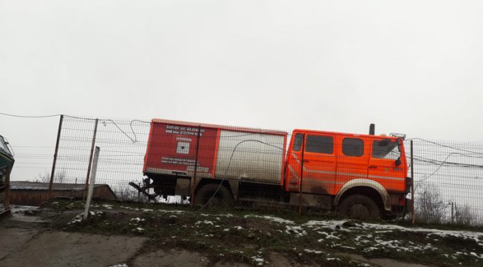 Comisie de securitate în muncă, la EMC Motru. Minerii sunt transportați în mașinile de pompieri