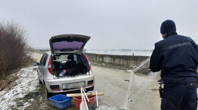 Prins la pescuit pe Jiu, cu plasă interzisă