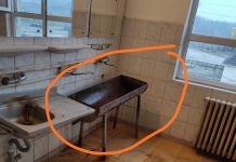 Condiții șocante în băile salariaților de la Cariera Tismana II: Pișoare învelite în saci menajeri și chiuvete metalice improvizate