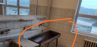 Condiții șocante în băile salariaților de la Cariera Tismana II: Pișoare învelite în saci menajeri și chiuvete metalice improvizate