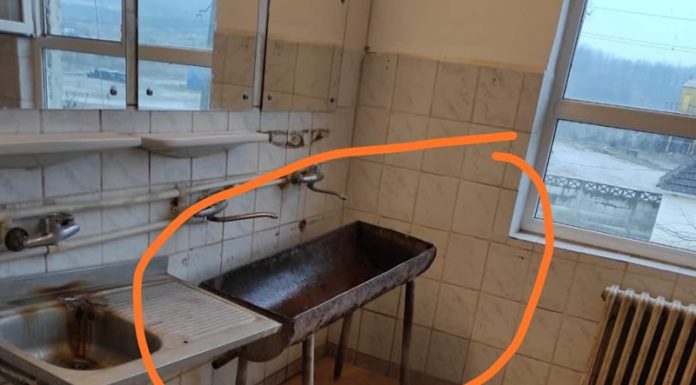 Condiții șocante în băile salariaților de la Cariera Tismana II: Pișoare învelite în saci menajeri și chiuvete metalice improvizate