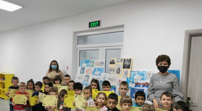 Educatoarele și copiii de la Grădinița Novaci, omagiu adus lui Mihai Eminescu