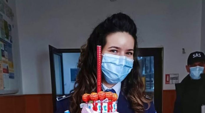 S-au trezit cu poliția la școală, de ziua lor