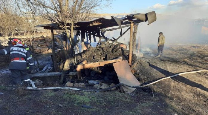 Incendiu la Rosiuța, anexă cuprinsă de flăcări