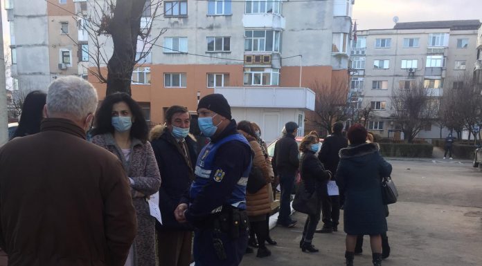 Foto: Profesorii de la Liceul Tehnic Motru fac grevă în fața IȘJ Gorj