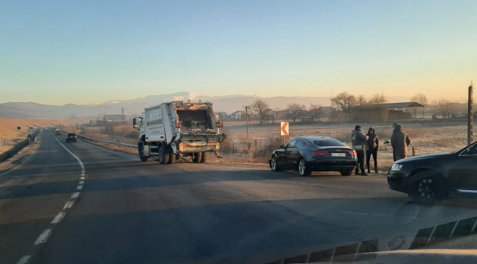 Tamponare pe centura municipiului, între o gunoieră Polaris și un Audi