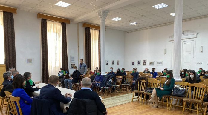 Tinerii din ONG-uri și-au expus problemele în fața parlamentarilor Forța Dreptei