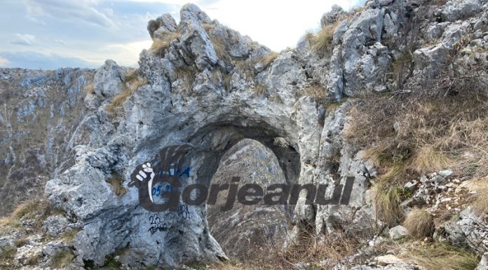 „Inelul Doamnei”, vandalizat de „turiști”!