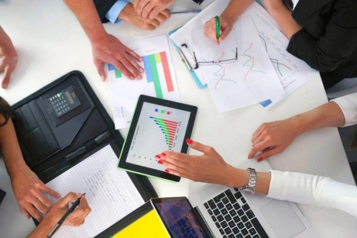 Tot mai multe firme își suspendă activitatea