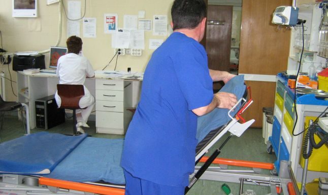 Bătaie pentru posturile de infirmier. Eliminați pentru fraudă