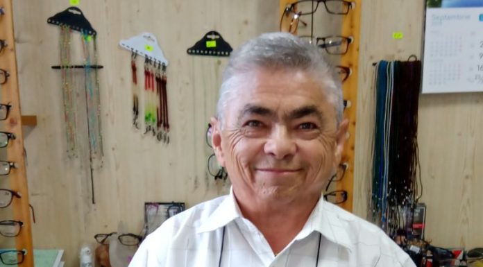 Educaţia…şi Lecţia de Viaţă! – Interviu cu domnul Ionică Boştină, specialist în optică şi patronul magazinului-atelier «Optica IONICĂ» din Târgu-Jiu – ,,Oamenii trebuie să poarte lentile de protecţie, mai ales copiii, pentru că jocul de lumini şi de culori distruge vederea”!