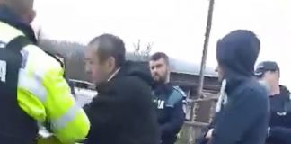 VIDEO: Incident cu poliția la Moi! Reclamat, împins de polițist, după ce l-a pus să dea declarație pe portbagajul autospecialei