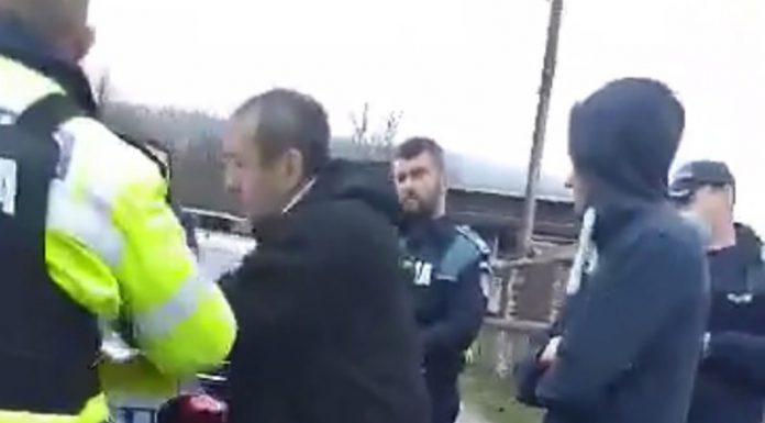 VIDEO: Incident cu poliția la Moi! Reclamat, împins de polițist, după ce l-a pus să dea declarație pe portbagajul autospecialei