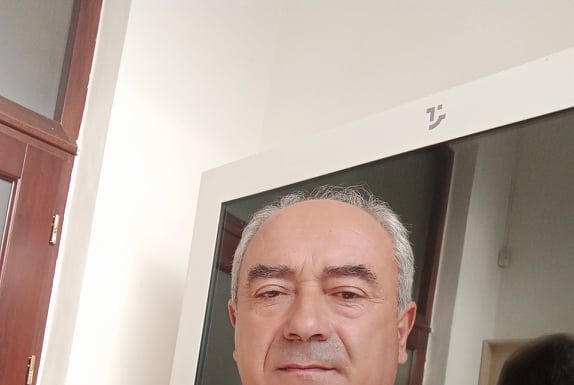 Vasile Certezanu, agentul de securitate și intervenție la Biblioteca Județeană Gorj, este pasionat de poezie