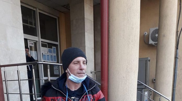 Salariat CEO, în greva foamei în fața companiei