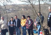 Botezul viilor, realizat de un localnic la Deleni, comuna Plopșoru