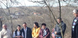 Botezul viilor, realizat de un localnic la Deleni, comuna Plopșoru