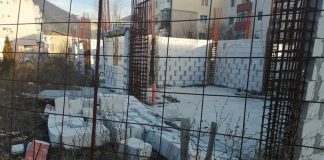 România lucrului bine făcut! S-a dărâmat blocul ANL de la Bumbești-Jiu! Constructorul, legături cu Mafia!