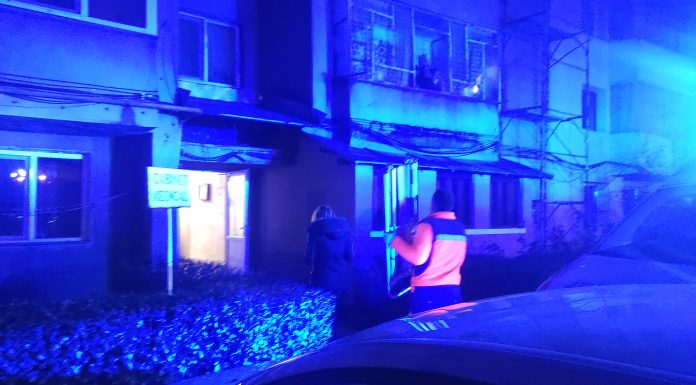 Târgu Jiu: S-a spânzurat în balcon, poliția și două ambulanțe la fața locului