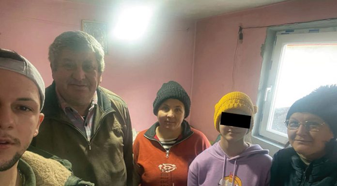 Acuzații: Rețeta aplicată de o familie din Scoarța pentru a apela la mila cetățenilor! Casa săracă arată că un supermarket